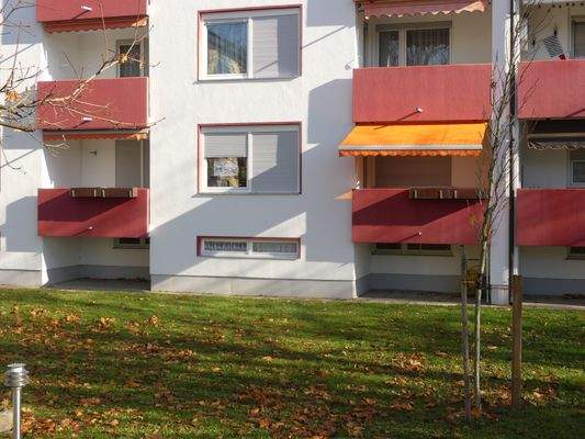 Zwei Balkone zwei Markisen