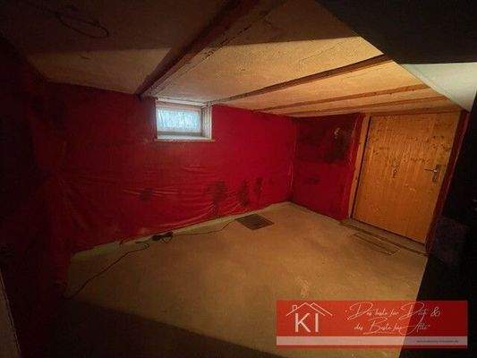 Beheizter Partyraum im Keller mit Austritt/ Hinterausgang in den Garten