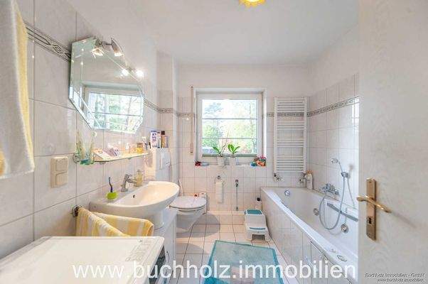 Badezimmer mit Fenster