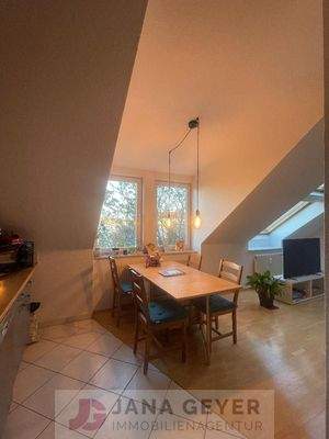 Wohnzimmer mit offener Küche