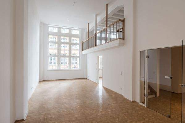 Wohnzimmer mit Galerie.jpg