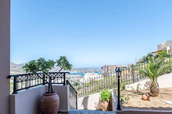 Ligaria: Villa mit drei Wohnungen und Pool zu verkaufen