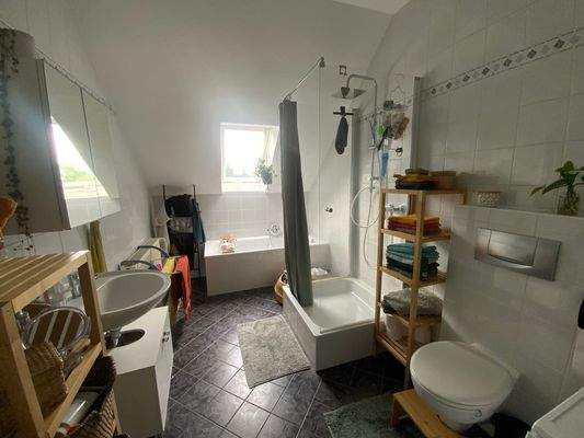 Badezimmer (2. OG / DG - rechts)