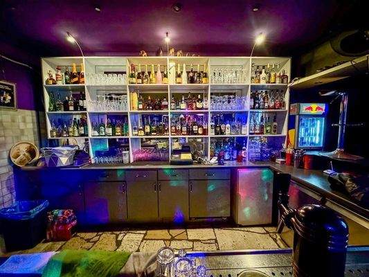Bar mit bunter Beleuchtung