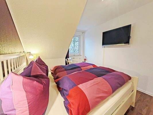 Schlafzimmer mit Fernseher