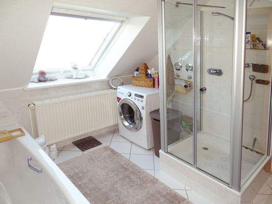 große Echtglasdusche (neu 07.2023) und Waschmaschinenanschluss