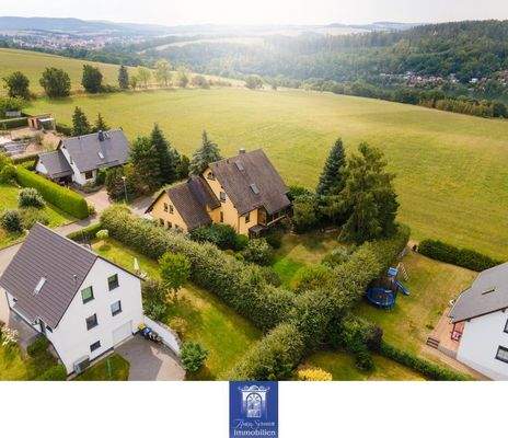 Hausansicht mit Garten