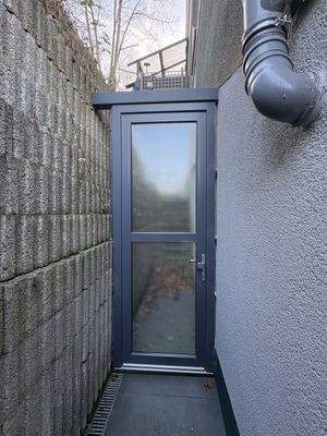 Seitlicher Eingang mit Tür