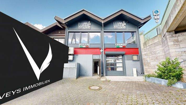 Hinterseite mit Rolltor zum Lager!