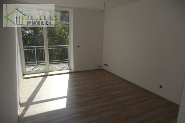 Wohnzimmer mit Süd-Balkon