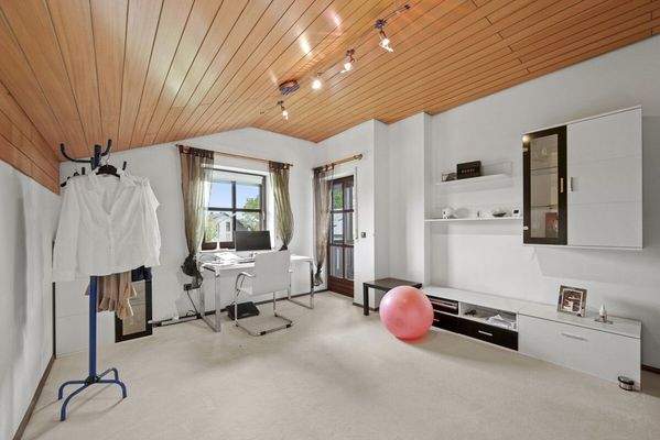 Geräumiges Kinderzimmer mit Balkonzugang