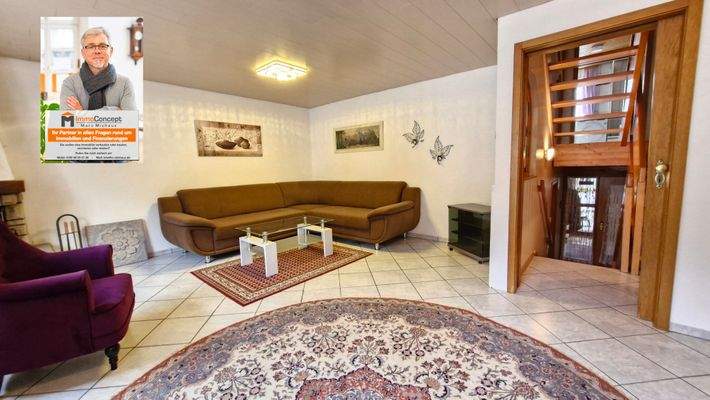 gemütliches Wohnzimmer mit offenem Kamin