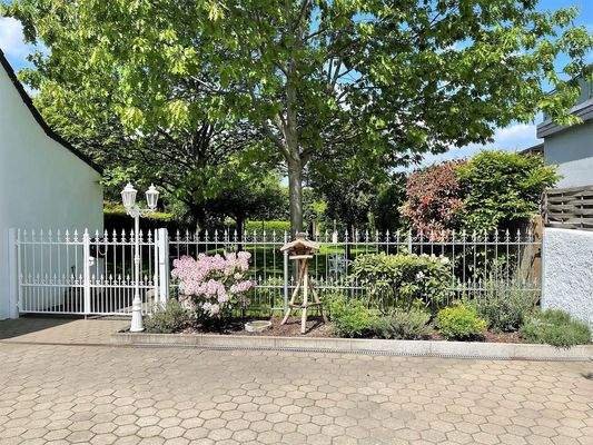 Garagenhof Blick in den Garten