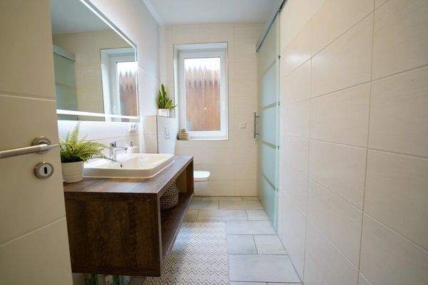 Gäste-WC mit ebenerdiger Dusche