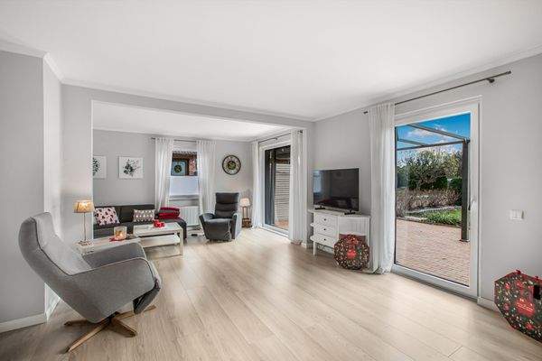 Wohnzimmer zur Süd-Terrasse