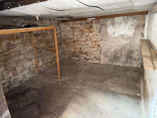 Lagerraum neben Carport