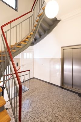 Treppenhaus & Fahrstuhl
