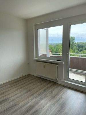 Wohnzimmer mit Blick zum Balkon