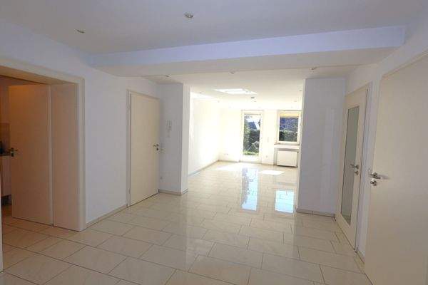 Wohnbereich von Essbereich