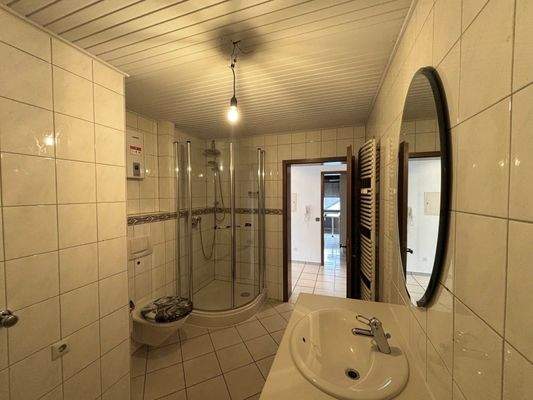 Badezimmer mit Dusche