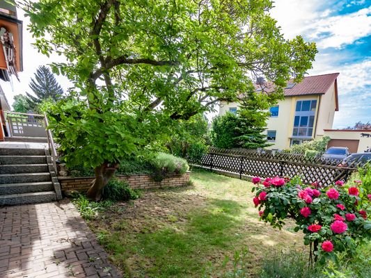 Zugang von der Terrasse in den schön angelegten Vorgarten