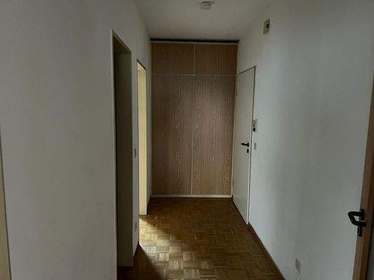 Langer Flur mit Schrank