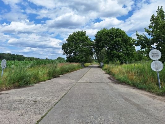 Betonierte Straße (gehört zum Grundstück).jpg