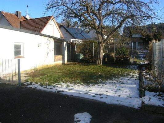 Garage mit weiterem Gartenanteil