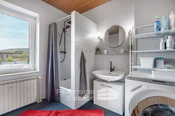 Tageslicht-Badezimmer EG - rechter Hauseingang 