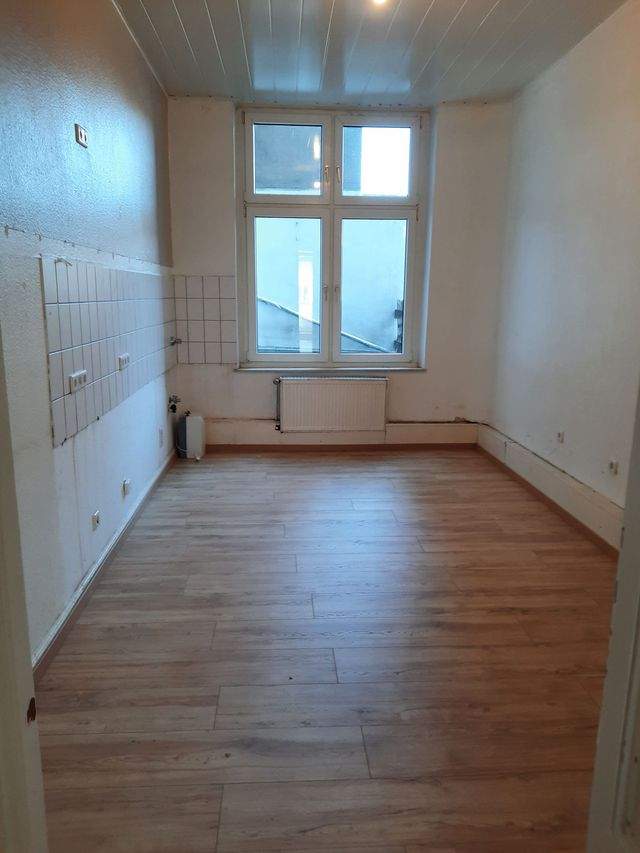 Ideal Zentral! Große Wohnung mit charmanten Stuckelementen und Balkon - Foto 4
