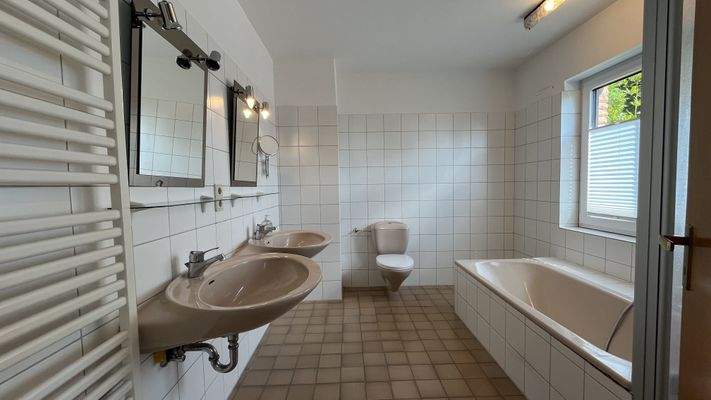 Badezimmer mit Dusche + Wanne