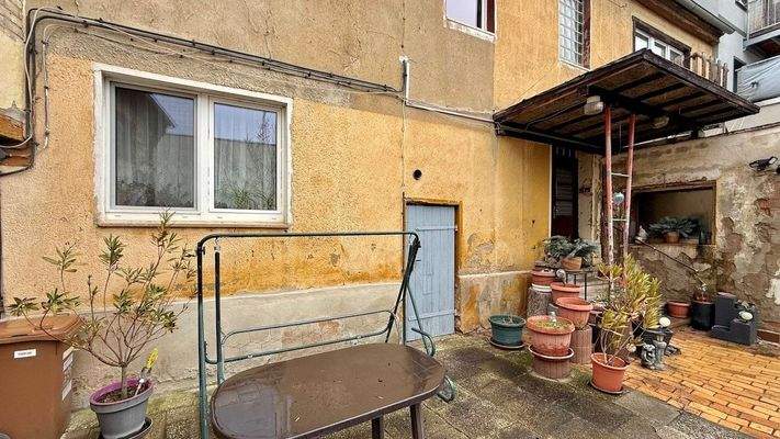 Hofseitige Fassadenansicht mit überdachtem Eingangsbereich