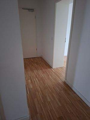 Eleganter Flur mit Holzboden