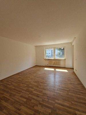 Helles Wohnzimmer mit Fenster