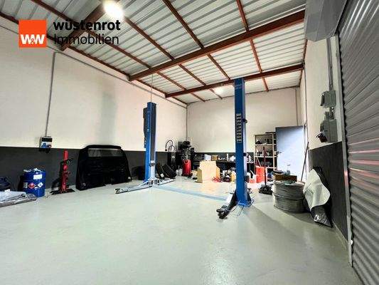 Einheit 1 - Werkstatt mit Hebebühne.