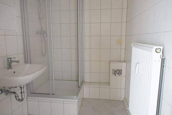 Bad mit Dusche und Anschluss Waschmaschine