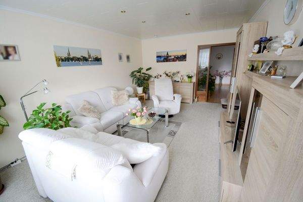 Wohn-/Esszimmer mit Balkonzugang