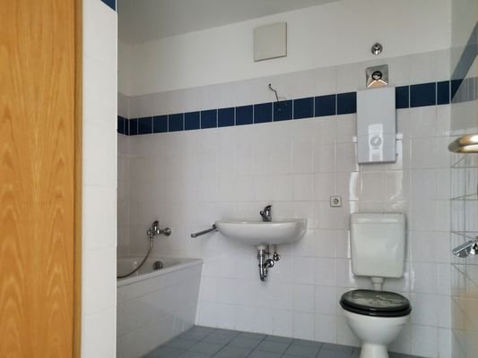 Bad mit Wanne und Abstellraum.jpg