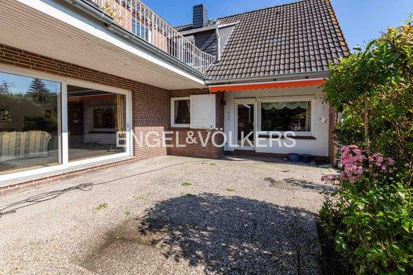 Südwestlich ausgerichtet, sonnig und geschützt - zugänglich aus der Küche und dem Wohnzimmer mit Kamin - die Terrasse