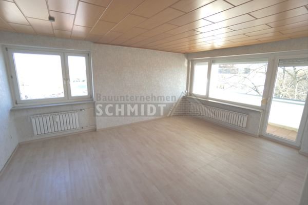 Wohnzimmer mit Balkon