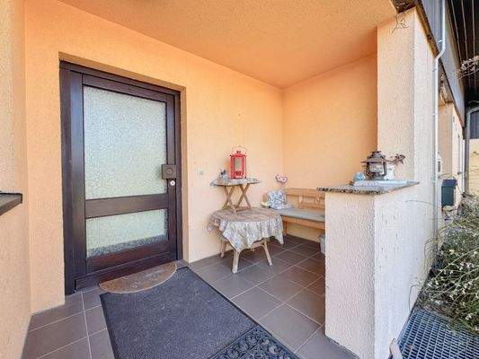 kleine Terrasse im Eingangsbereich
