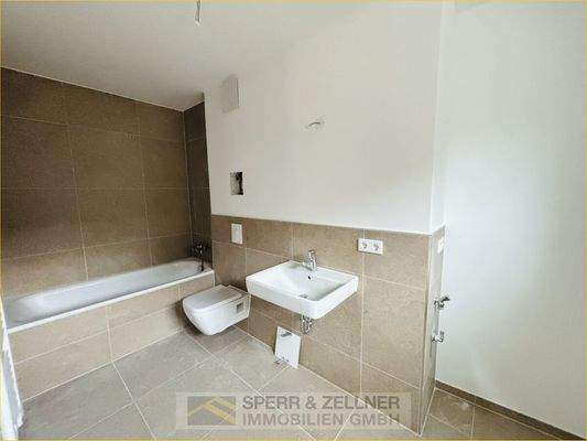 Bad mit Wanne - Fenster und WM-Anschluss