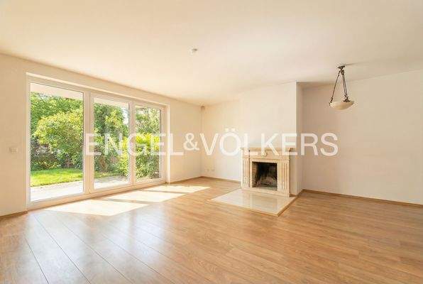 Kamin und große Fensterfront