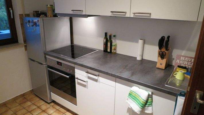 Einbauküche mit Kühlschrank