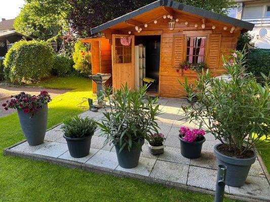 Gartenhaus und Terrasse