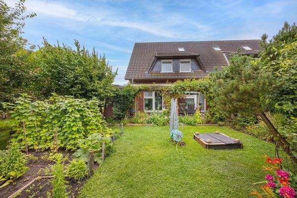 Massive Doppelhaushälfte mit Garten,