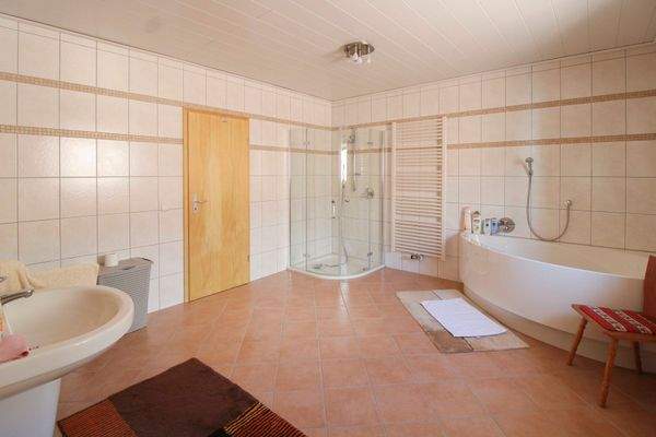 Tageslichtbadezimmer 1.OG