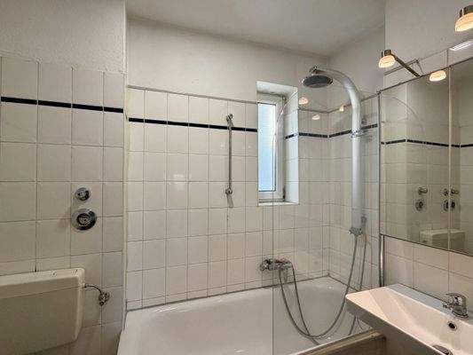 Badezimmer mit Dusche und Wanne