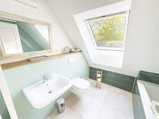 Weiteres Bad mit Wanne und Tageslicht im DG