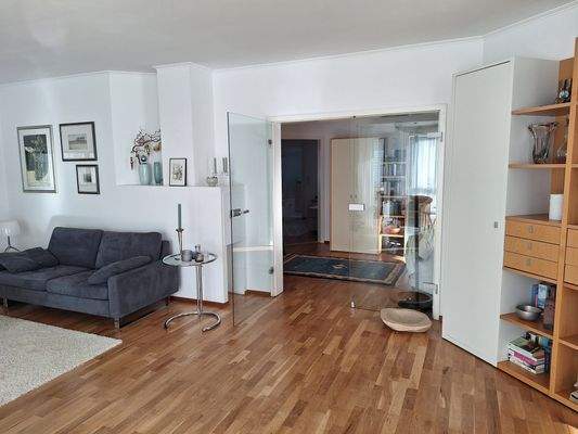 Wohnraum mit Blick in den Flur.jpg